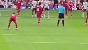 九游游戏-太细节了索博任意球前，阿利森指导维尔茨和加克波挡拉亚视线