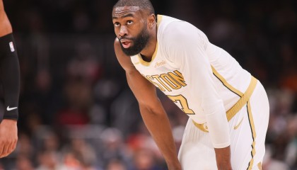 九游APP-可惜空砍！布朗28中14砍全场最高33分&amp;填满数据栏 最后一度追平