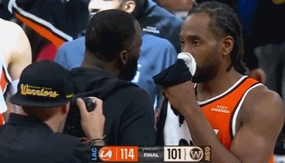 九游APP-场下是朋友！赛后小卡&amp;加兰分别与追梦拥抱聊天 小卡还与库里交谈