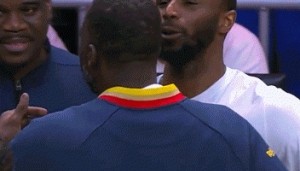 哥俩好！追梦赛后与维金斯拥抱 库里也上来与后者击掌并热聊