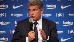 世体：拉波尔塔与切费林会谈磋商欧足联对巴萨的处罚