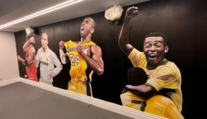 九游入口-维尼修斯健身房壁画上有谁？致敬贝利！C罗后补的！