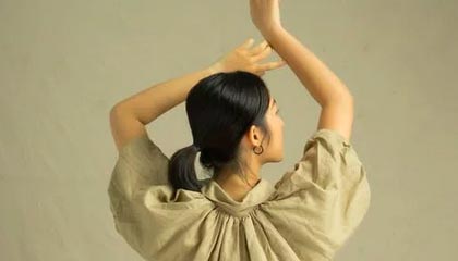 九游游戏-河北五超·微视频丨“河北五超”秦皇岛队对阵沧州队比赛前，两队互送当地特色礼品