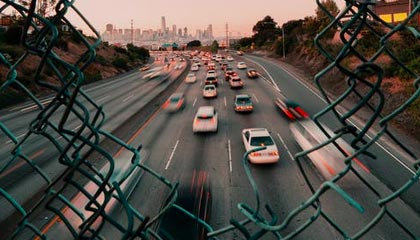 九游游戏-河北五超·微视频丨“河北五超”秦皇岛队对阵沧州队比赛前，两队互送当地特色礼品